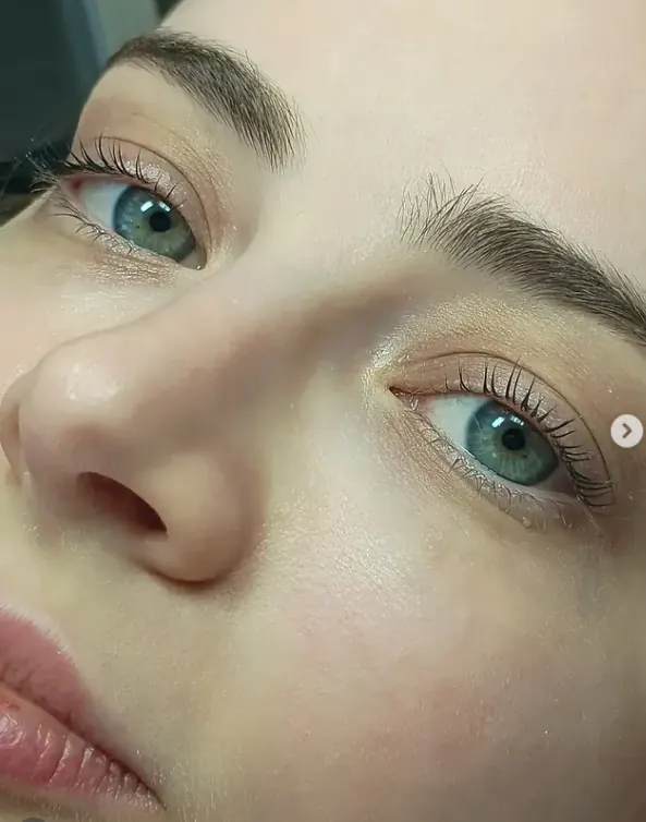 Close de olhos com cílios curvados e sobrancelhas alinhadas
