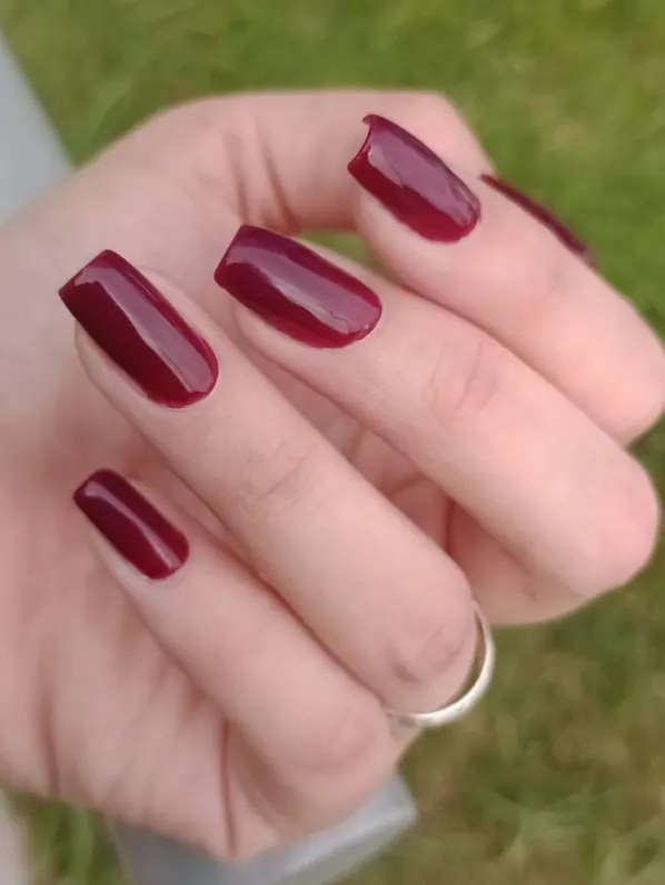 Unhas quadradas em tom marsala com brilho